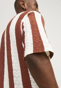 Jack & Jones JORNOTO - Shirt - maple syrup/cloud dancer