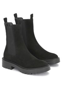 Bottes chelsea en suède noir avec des panneaux latéraux en élasthanne et des languettes de tirage, dotées d'une semelle en caoutchouc noir épaisse avec un motif de bande de roulement texturé.