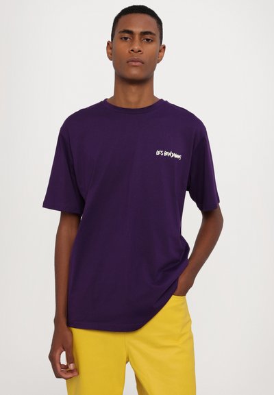Les Benjamins SHORT SLEEVE TEE UNISEX - Print T-shirt - deep purple
