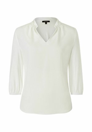 Witte damesblouse met driekwartmouwen, V-hals en subtiele geplooide details bij de kraag en manchetten.