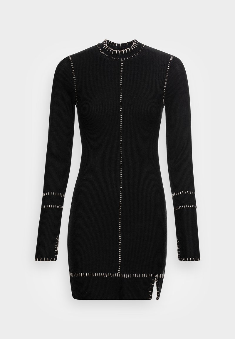 Mini-robe noire en maille côtelée à manches longues avec surpiqûres blanches contrastantes le long des coutures, des poignets, du col et de l'ourlet, avec une petite fente à l'avant.
