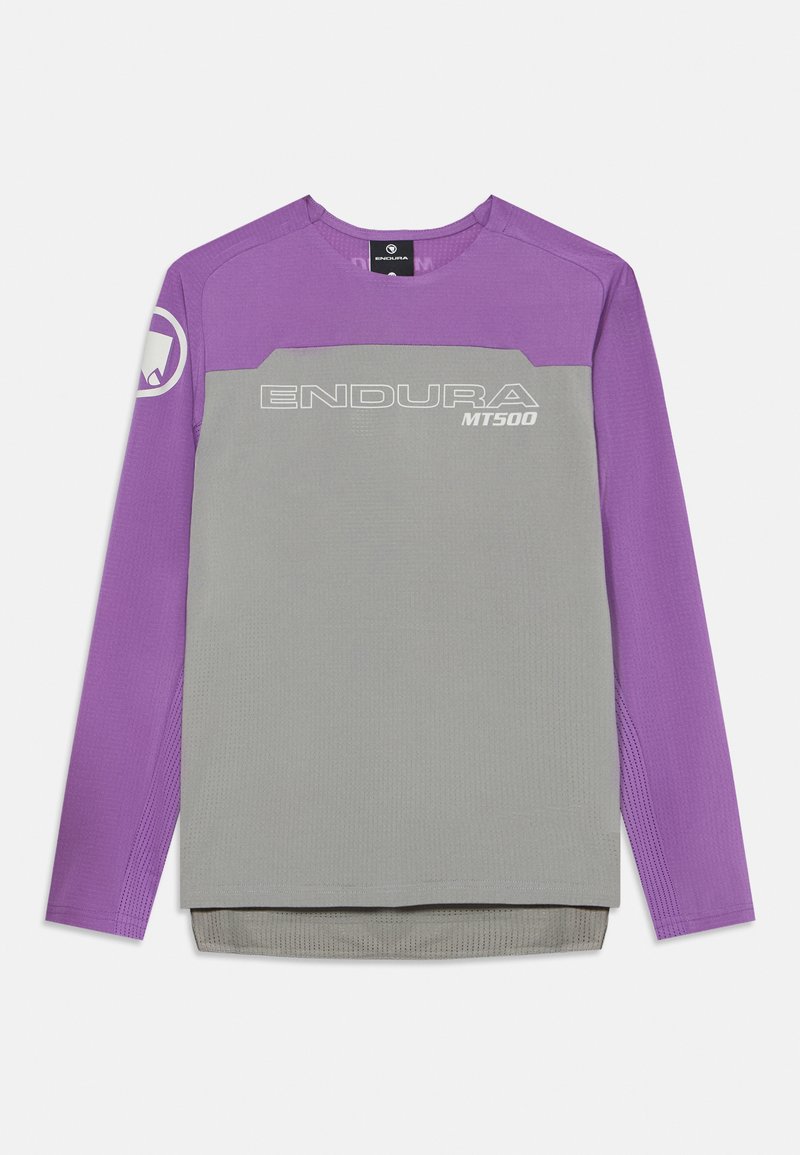 Hosszú ujjú sport póló, világosszürke testtel és lila részletekkel, textúrált anyagból, az elülső részen "ENDURA MT500" felirattal.