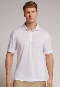 Bílá polo košile s krátkým rukávem vyrobená z lehké, texturované tkaniny, s klasickým límečkem a zapínáním na tři knoflíky.