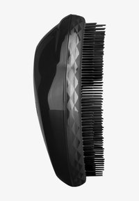 Zwarte haarborstel met een glanzend, glad lichaam dat een textured, diamantpatroon aan de zijkant heeft en lange, flexibele haren.