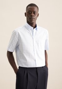 Camicia a maniche corte a quadri in azzurro chiaro e bianco, con colletto button-down e taschino sul petto.