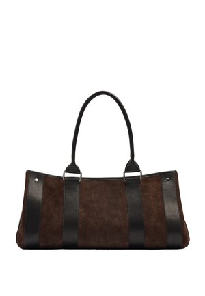 Prostokątna brązowa zamszowa torebka z dwoma długimi czarnymi skórzanymi uchwytami oraz czarnymi pionowymi skórzanymi paskami z przodu.