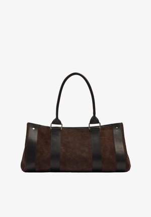 Prostokątna brązowa zamszowa torebka z dwoma długimi czarnymi skórzanymi uchwytami oraz czarnymi pionowymi skórzanymi paskami z przodu.