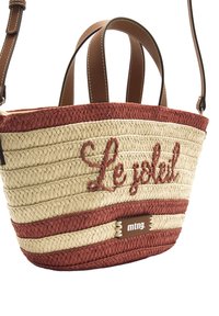 Ronde geweven strozak met rode en beige strepen, met de geborduurde tekst "Le soleil" en een bruin logo-label, en dubbele leren riemen.