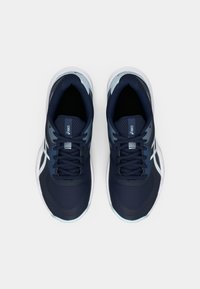 Αθλητικά παπούτσια σε ναυτικό μπλε με υφή στο επάνω μέρος, λευκή σόλα και διαπνέον πλέγμα. Διαθέτουν σχέδιο με κορδόνια και ενισχυμένη περιοχή στα δάχτυλα.