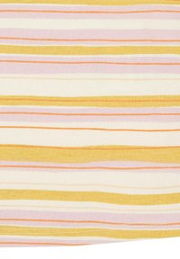 Gestreepte stof met horizontale lijnen in pastelkleuren van geel, roze en crème, met een zachte textuur en een lichtgewicht ontwerp.