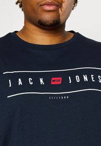 Jack & Jones JJFLAG TEE CREW NECK  - Apdrukāts T-krekls - navy blazer