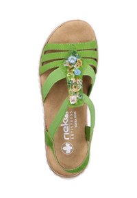 Zielone sandały z wieloma szerokimi paskami, dekoracyjnymi klejnotami w kolorze niebieskim, zielonym i pomarańczowym na środku oraz teksturowaną beżową wkładką.