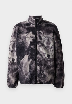 Polarowa kurtka z nadrukiem wilka, z wysokim kołnierzem i zapięciem na zamek z przodu. Odcienie szarości i czerni z miękką, teksturowaną powierzchnią.