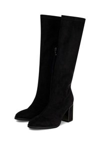 Botas de ante negras hasta la rodilla con punta cuadrada y tacón cuadrado, que cuentan con una cremallera lateral y un acabado suave y texturizado.