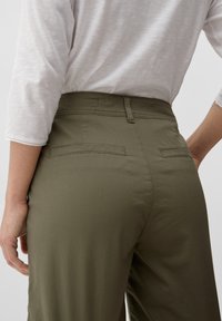 s.Oliver REGULAR BERMUDA - Shorts - olivgrün