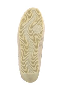 Helle, beige Wildledersohle mit einem Wellenmuster, mit erhabener Marken- und Größenkennzeichnung. Glatte Textur, flaches Profil, abgerundetes Toe-Design.