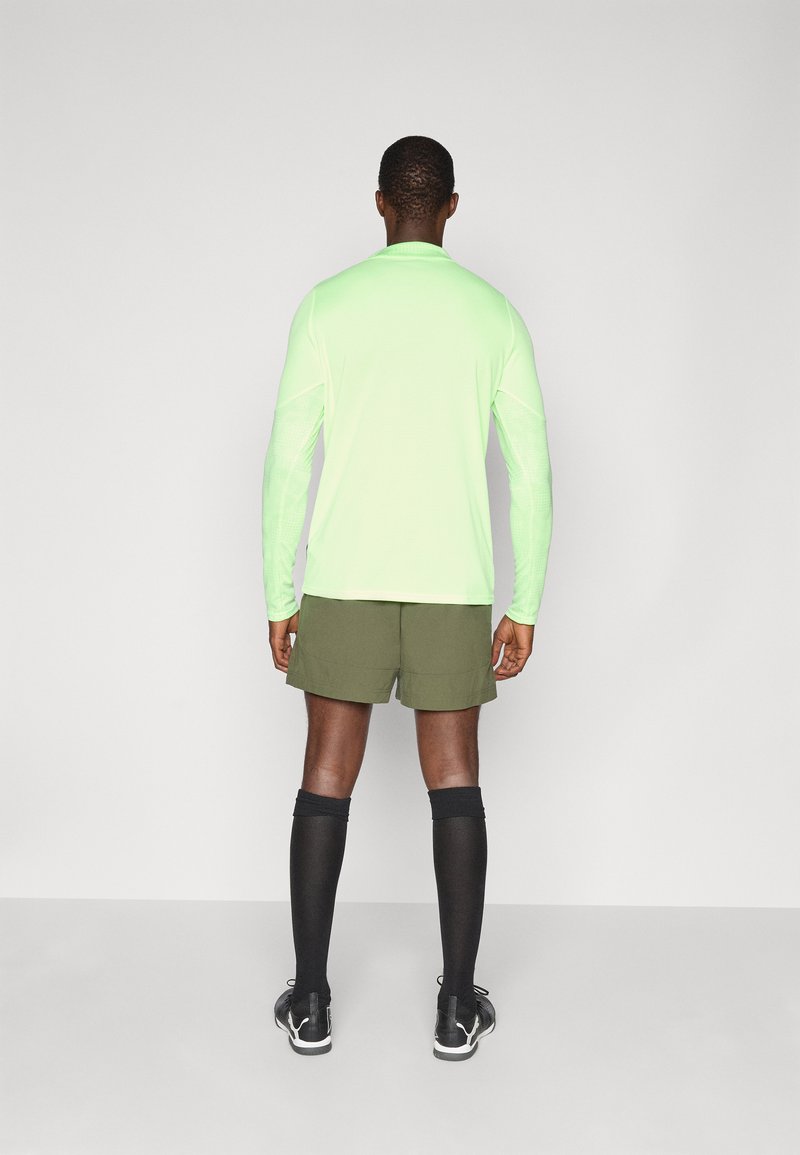 Puma MCFC PUMATECH RELAXED SHORTS - Klubové oblečení - green moss/malachite