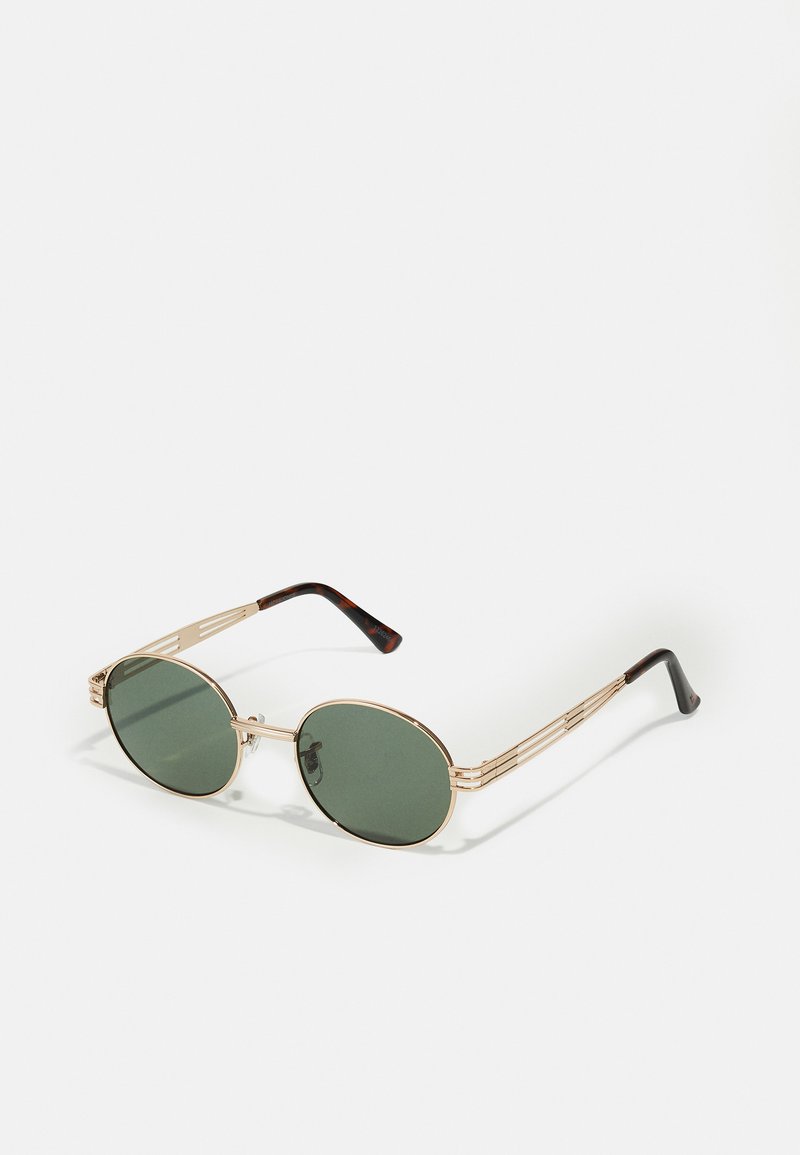 Óculos de sol redondos com lentes verdes, armação de metal dourado, hastes alongadas e detalhes em padrão tartaruga nas peças de orelha.