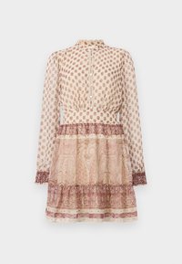 Robe beige à manches longues avec motifs floraux roses et paisley, boutonnée devant, taille cintrée, poignets à volants et col montant.