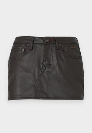 Mini-jupe en cuir noir avec un design ajusté, taille avec fermeture à bouton et poches avant avec des détails cousus.