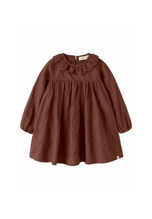 Robe bébé marron à manches longues avec col volanté en dentelle et broderie florale subtile, froncée à la poitrine pour un effet ample.