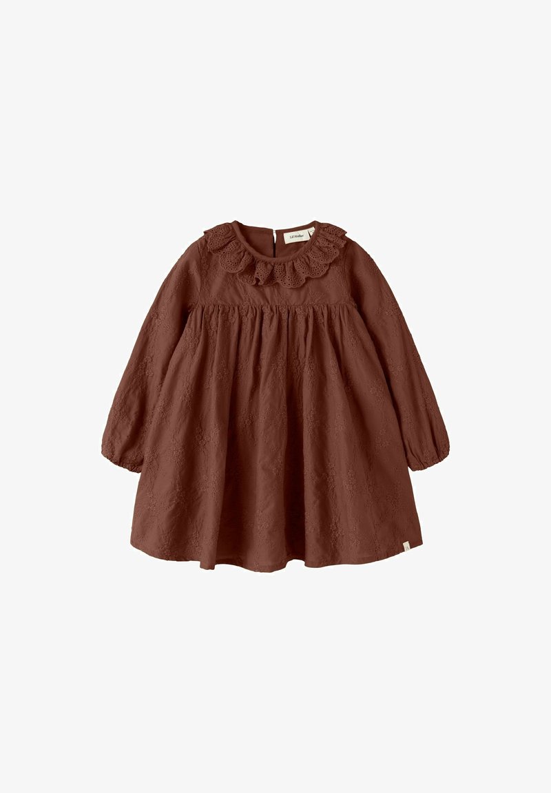 Robe bébé marron à manches longues avec col volanté en dentelle et broderie florale subtile, froncée à la poitrine pour un effet ample.
