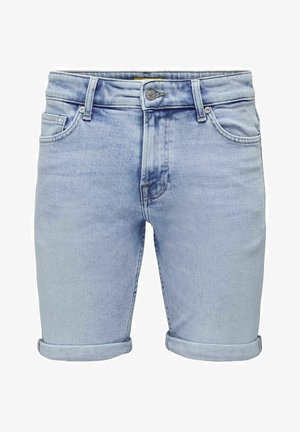 Lys blå denimshorts med oppbrett i kanten, fem lommer og knappeåpning. Har subtile slitasjer og en myk, strukturert overflate.