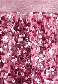Material roz cu paiete, suprafață texturată, cu paiete rotunde suprapuse în nuanțe variate de roz și o secțiune superioară netedă.