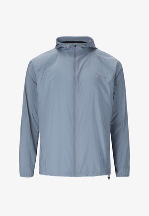 Hellblauer Kapuzen-Windbreaker mit frontalem Reißverschluss und dezentem "Endurance"-Logo auf der Brust, gefertigt aus glattem, leichtem Stoff.