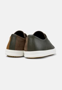 Grøn læder- og brun ruskinds sneakers med hvid gummisål. Lavtop design med en tekstureret overflade og kontrasterende accenter.