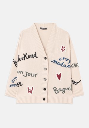 Cardigan en tricot beige avec un col en V, présentant divers motifs de texte multicolores et des cœurs, ainsi que cinq boutons noirs sur le devant.