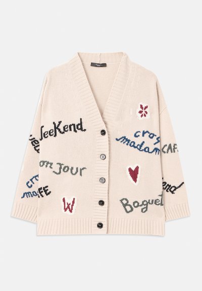 Cardigan beige lavorato a maglia con scollatura a V, caratterizzato da diversi motivi di testo multicolore e cuori, e cinque bottoni neri sul davanti.