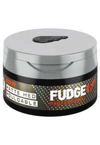 Sølv rundt container med et sort låg, mærket "Fudge Professional," med hvid tekst og et prikket mønster på en sort baggrund.