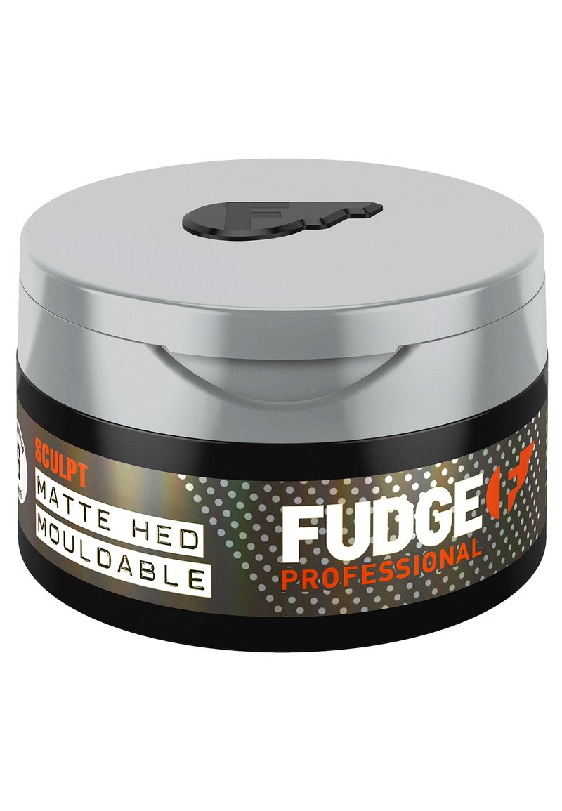 Sølv rundt container med et sort låg, mærket "Fudge Professional," med hvid tekst og et prikket mønster på en sort baggrund.