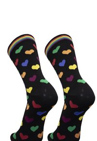 Schwarze Socken mit bunten Herzmustern, die oben einen Regenbogenstreifen haben. Entworfen für Komfort mit einer glatten Textur.