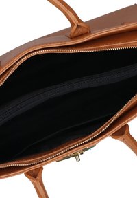 Borsa a tracolla in pelle marrone con chiusura a zip, caratterizzata da un esterno texture e un interno foderato in nero con tasca con zip. Manici attaccati.