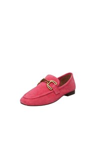 Mocassino in suede rosa con dettagli in hardware dorato, punta tonda, tacco piatto e una striscia decorativa sul collo del piede. Texture liscia in tutto.