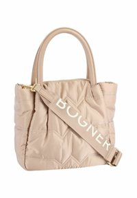 Beżowa pikowana torba na ramię z podwójnymi uchwytami i odpinanym paskiem, na którym widnieje napis "BOGNER". Gładki materiał o delikatnym połysku.