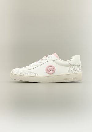 Witte lage sneaker met een roze Michael Kors-logo, vetersluiting, gespikkelde hiel- en teenaccenten, en een beige zool.