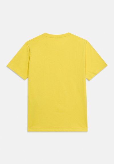 Μονόχρωμο κίτρινο κοντομάνικο T-shirt με στρογγυλή λαιμόκοψη, εμφανισμένο από πίσω σε λευκό φόντο.