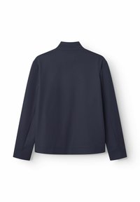 Temno modra jakna z visokim ovratnikom, dolgimi rokavi in gladko teksturo. Ima čist, minimalističen dizajn brez vidne opreme.