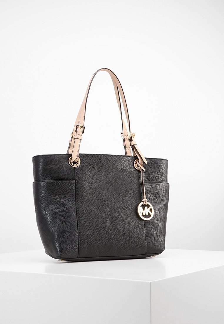 Svart läder tote-väska med ljusrosa axelremmar, som har en texturerad yta, guldfärgad hårdvara och en logocharm.