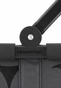 Tela negra con un acabado texturizado, que presenta un conector circular de plástico negro y una correa. "reisenthel" impreso de manera prominente en negro.