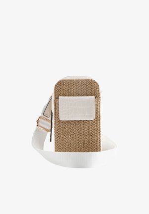 Majhna pravokotna prepletena torbica čez ramo z belo teksturirano žepno preklopno kapo in širokim nastavljivim belim trakom na belem ozadju.