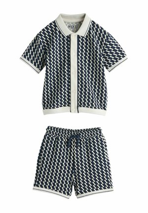 Set van een kortermelig overhemd met knopen en shorts met elastische taille, met een marineblauw-wit geometrisch patroon en crème biesdetails.