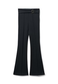 Pantaloni neri a campana con vita alta, caratterizzati da una parte anteriore piatta con pieghe e un significativo dettaglio decorativo a forma di fibbia in vita.