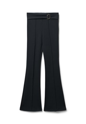 Pantalon noir évasé avec une taille haute, présentant un devant plat avec des plis et un détail décoratif de boucle notable à la taille.