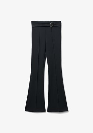 Pantaloni neri a campana con vita alta, caratterizzati da una parte anteriore piatta con pieghe e un significativo dettaglio decorativo a forma di fibbia in vita.