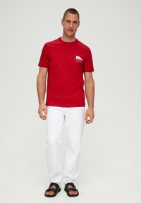 s.Oliver MIT FRONTPRINT - T-shirt imprimé - preiselbeere