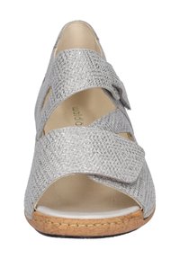 Zilveren open teen wedge sandaal met geweven structuur, verstelbare bandjes en kurkachtige zool. Platte hak en interieurontwerp voor comfort.